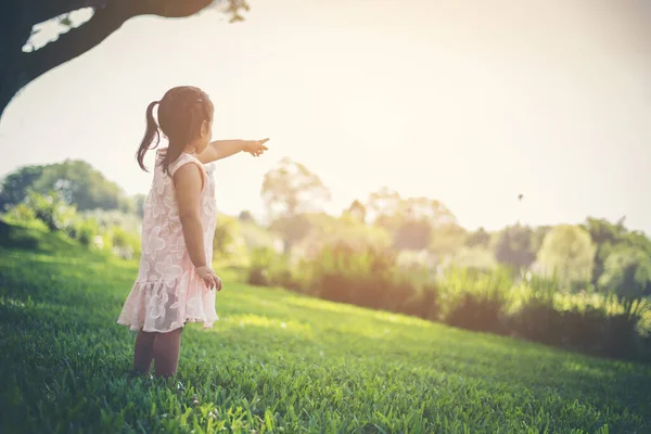 Küçük Kız Parktaki Bir Şeyi Işaret Ediyor — Stok fotoğraf