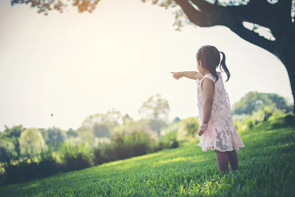 Petite Fille Pointe Doigt Quelque Chose Dans Parc — Photo