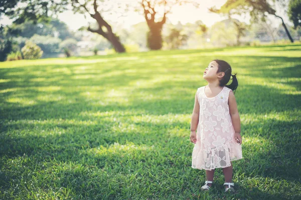 Souriant Jeune Fille Debout Dans Parc Temps Heureux — Photo