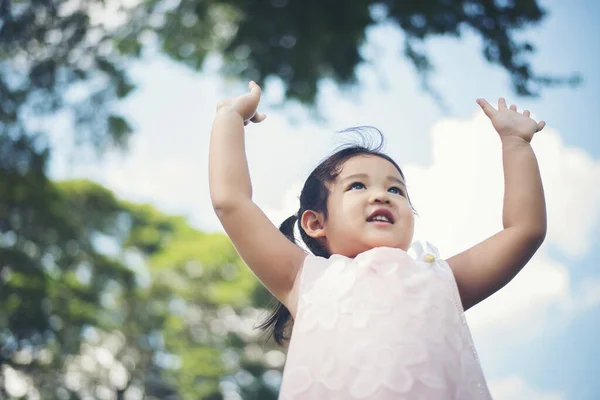 Portrait Little Girl Smiling Showing Happy Park — Stock Photo, Image