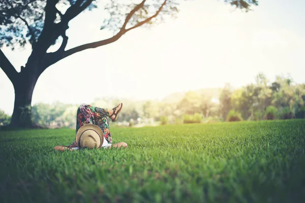 若い女性が草の上に横になっている リラックスタイム — ストック写真