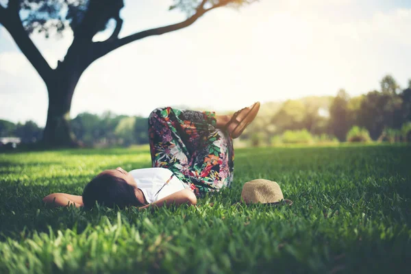 Junge Frau Legt Sich Auf Gras Entspannungszeit — Stockfoto