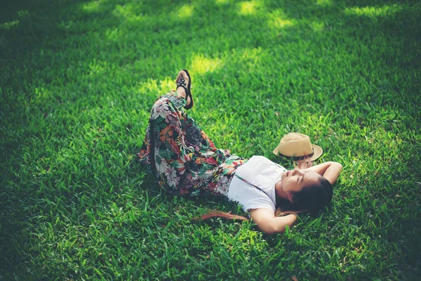 Giovane Donna Sdraiata Sull Erba Tempo Relax — Foto Stock