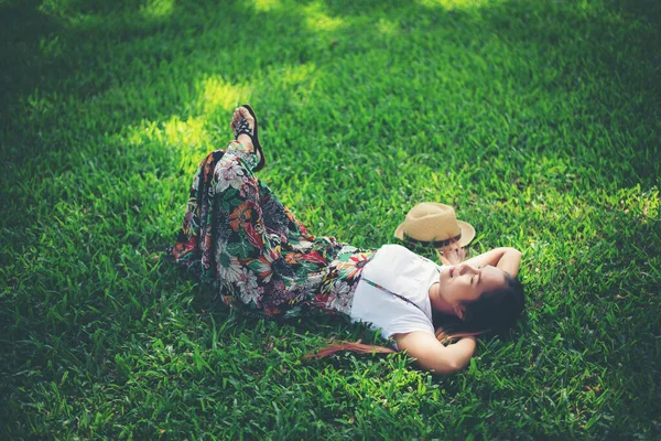 Genç Bir Kadın Çimlere Uzanıyor Rahatlama Zamanı — Stok fotoğraf