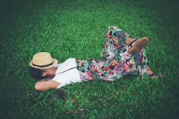 Mujer Joven Acostada Hierba Tiempo Relax — Foto de Stock