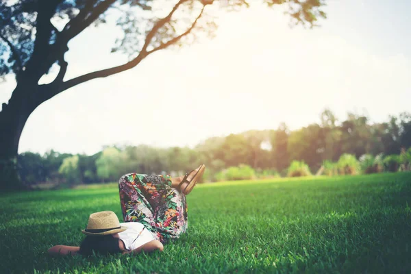 Junge Frau Legt Sich Auf Gras Entspannungszeit — Stockfoto