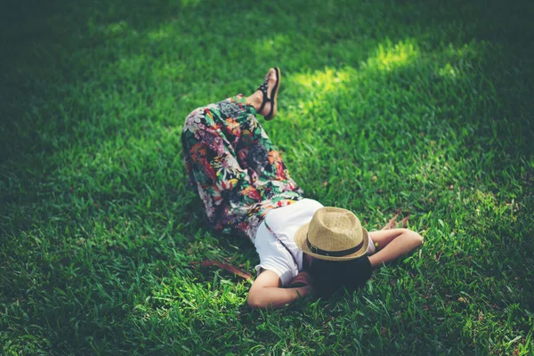 Giovane Donna Sdraiata Sull Erba Tempo Relax — Foto Stock