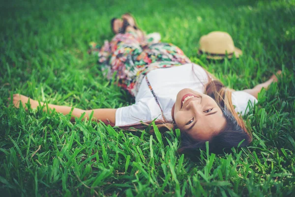 Junge Frau Legt Sich Auf Gras Entspannungszeit — Stockfoto