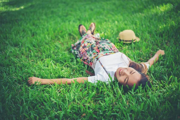 Jovem Deitada Relva Tempo Descanso — Fotografia de Stock