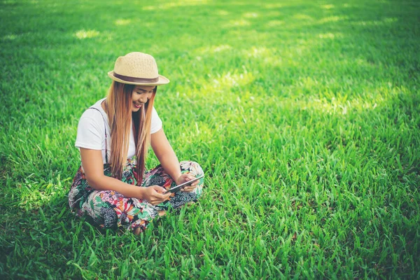 Jovem Mulher Usando Seu Computador Tablet Enquanto Relaxa Livre Parque — Fotografia de Stock