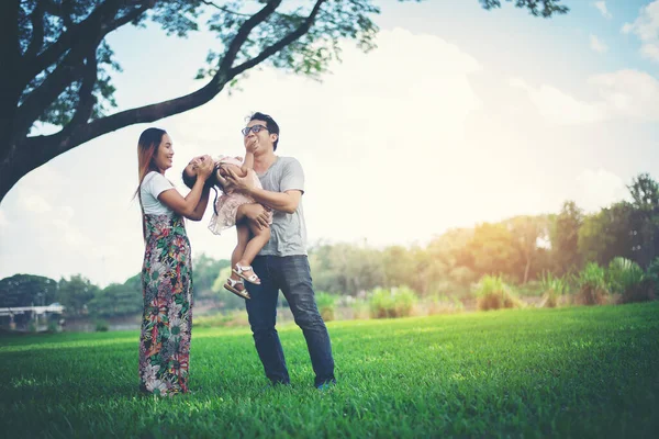 Boldog Család Parkban Apa Anya Játszik Lányával Pihenni Családi Idő — Stock Fotó
