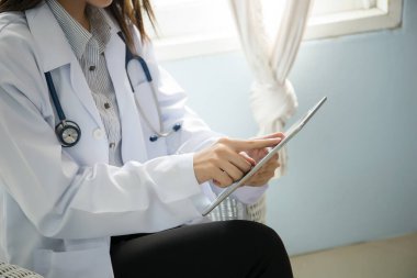 Dijital tabletle çalışan kadın doktor. Tıp teknolojisi kavramı.