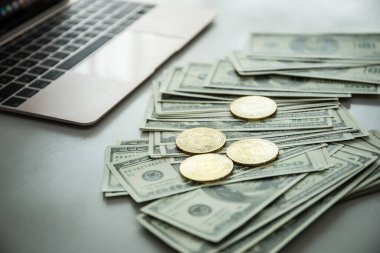 Dolar banknotları üzerinde Bitcoin altın sikkeleri. Dijital para kavramı.