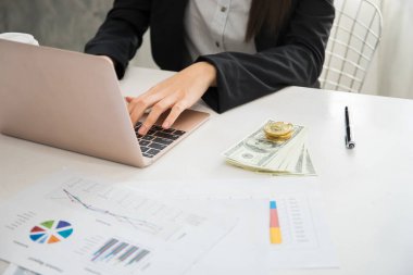 Ofisteki işyerinde çalışan güzel bir kadın.