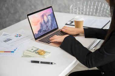 Ofisteki işyerinde çalışan güzel bir kadın.