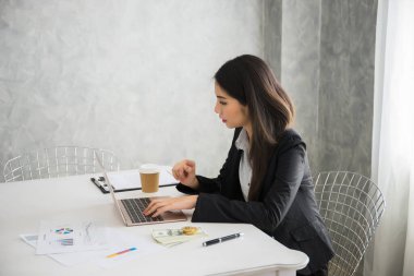 Ofisteki işyerinde çalışan güzel bir kadın.