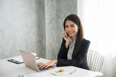 Ofisteki işyerinde çalışan güzel bir kadın.