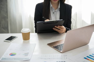 Ofisteki işyerinde çalışan güzel bir kadın.