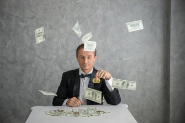 Bir dolar banknot parasıyla altın Bitcoin elinde tutan bir iş adamı. Dijital para kavramı