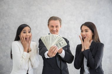 Önde gelen iş adamları dolar banknotlarını tutuyor. Başarı iş konsepti.