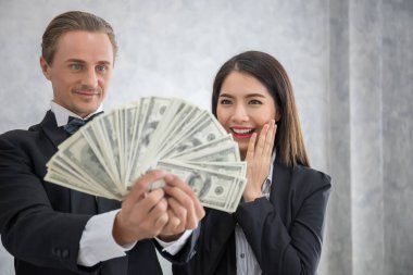 Önde gelen iş adamları dolar banknotlarını tutuyor. Başarı iş konsepti.