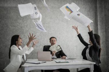 Mutlu iş adamları iş anlaşmasının tadını çıkarın. Takım çalışması liderlik konsepti.