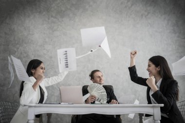 Mutlu iş adamları iş anlaşmasının tadını çıkarın. Takım çalışması liderlik konsepti.