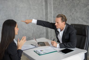 Lider işadamı ofis masasındaki kadın çalışanı suçluyor. Başarısız iş kavramı.