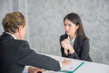 Lider işadamı ofis masasındaki kadın çalışanı suçluyor. Başarısız iş kavramı.