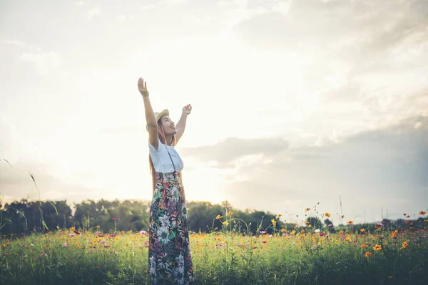 Ευτυχισμένη Γυναίκα Στο Πάρκο Καλοκαίρι Ανοιχτά Χέρια Χαλαρώστε Χρόνο Και — Φωτογραφία Αρχείου
