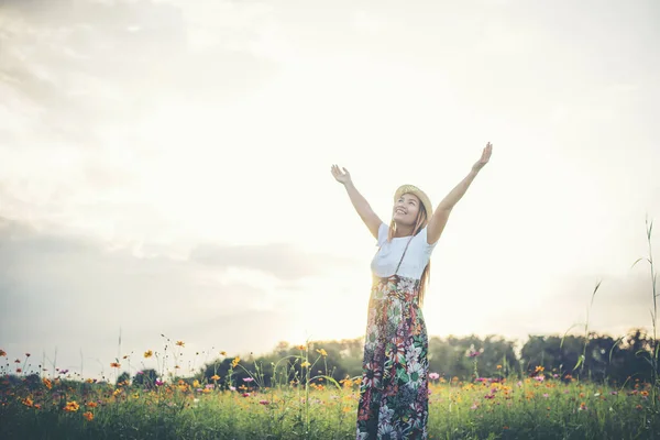 Donna Felice Nel Parco Estate Mani Aperte Relax Tempo Felicità — Foto Stock