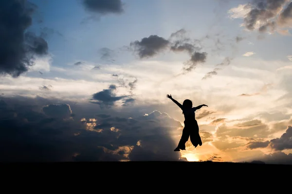 Silhouette Einer Glücklichen Frau Beim Springen Und Sonnenuntergang — Stockfoto