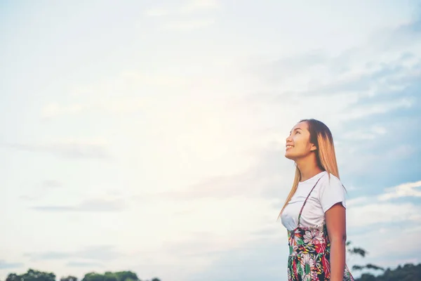 Portret Van Jonge Mooie Vrouw Het Park Relax Tijd — Stockfoto