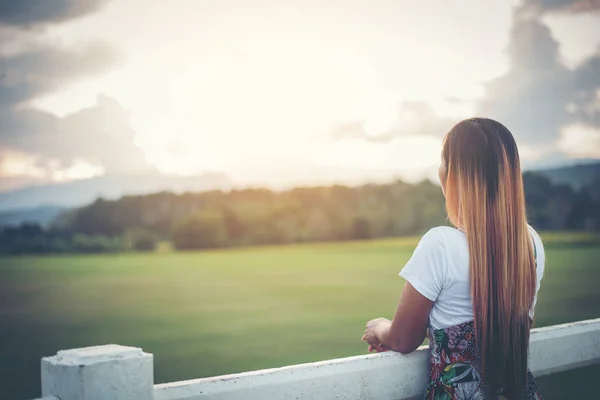 Retrato Jovem Mulher Bonita Parque Tempo Relaxamento — Fotografia de Stock