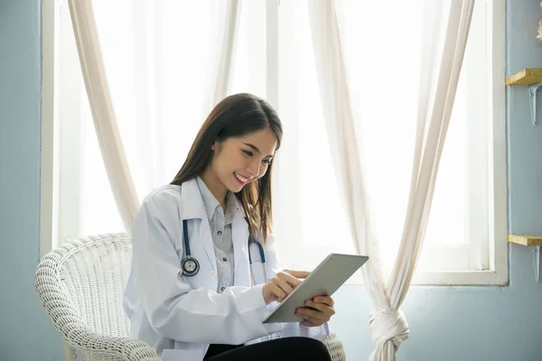 Médico Femenino Trabaja Con Tableta Digital Concepto Tecnología Médica —  Fotos de Stock