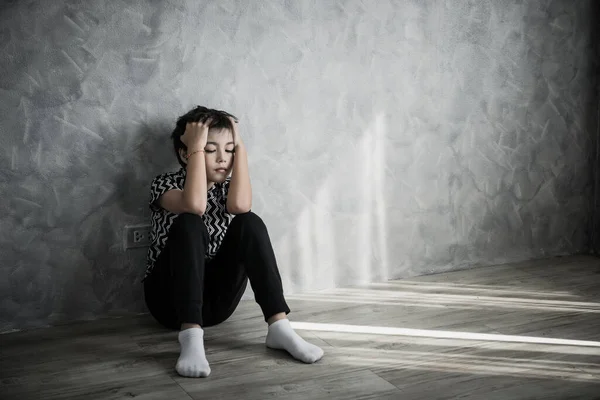 Triste Garçon Assis Pensant Assis Sur Sol Pièce Contre Mur — Photo