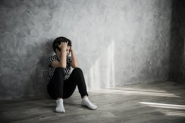 Niño Triste Sentado Pensando Sentado Suelo Habitación Contra Pared Casa —  Fotos de Stock