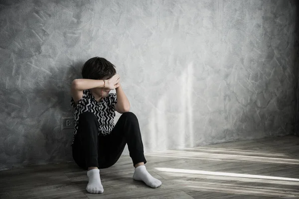 Niño Triste Sentado Pensando Sentado Suelo Habitación Contra Pared Casa —  Fotos de Stock