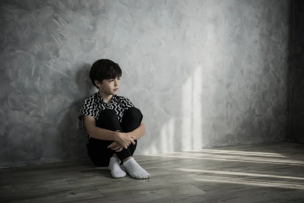 Trauriger Junge Sitzt Denkend Auf Dem Boden Des Zimmers Der — Stockfoto
