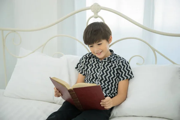 Fiatal Fiú Olvasás Könyvet Ágyon Otthon — Stock Fotó