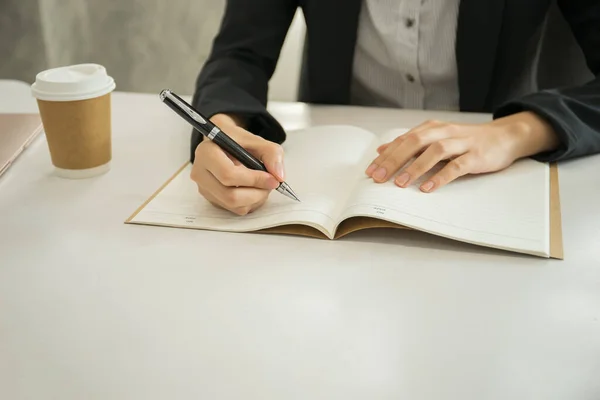 Geschäftsfrau Schreibt Idee Notizbuch Geschäftsführerkonzept — Stockfoto