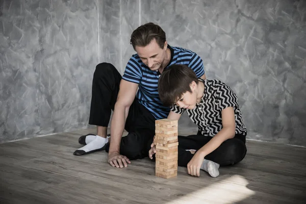 Πατέρας Και Γιος Παίζουν Jenga Στο Σπίτι Οικογενειακή Έννοια — Φωτογραφία Αρχείου