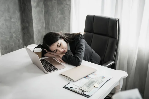 Mulher Negócios Dormir Mesa Trabalho Depois Trabalho Cansado Duro — Fotografia de Stock