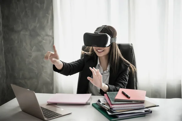 Mujer Negocios Con Auriculares Realidad Virtual Apuntando Aire Mientras Está — Foto de Stock