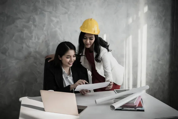 Wirtschaftsingenieurin Sitzt Büro Und Spricht Über Plan — Stockfoto