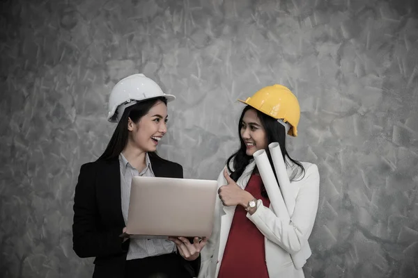 Wirtschaftsingenieurin Steht Büro Und Spricht Über Plan — Stockfoto