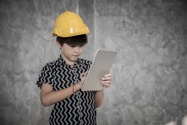 Kleine Jongen Ingenieur Staat Zijn Huis — Stockfoto