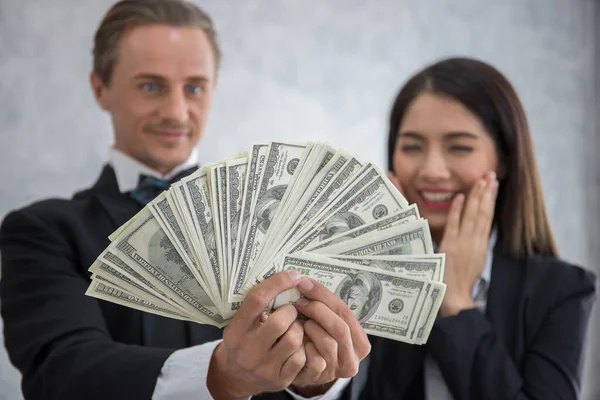Önde Gelen Adamları Dolar Banknotlarını Tutuyor Başarı Konsepti — Stok fotoğraf