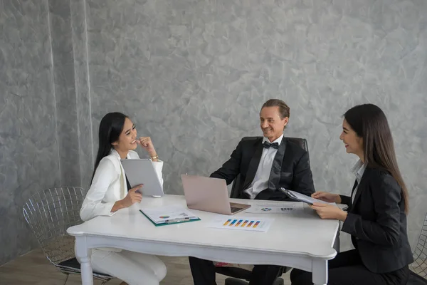 Treffen Der Startup Unternehmer Die Leute Sitzen Zusammen Auf Konferenzen — Stockfoto