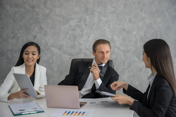 Treffen Der Startup Unternehmer Die Leute Sitzen Zusammen Auf Konferenzen — Stockfoto